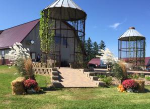 Barn Outside Fall Wedg Decor_2129